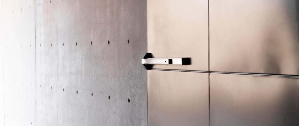 pintu dengan gaya industrial minimalis