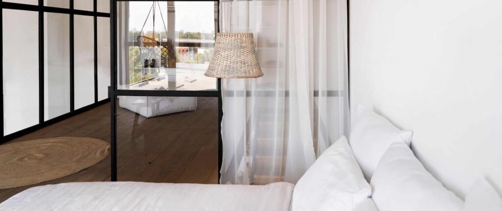 glass partition di kamar apartemen