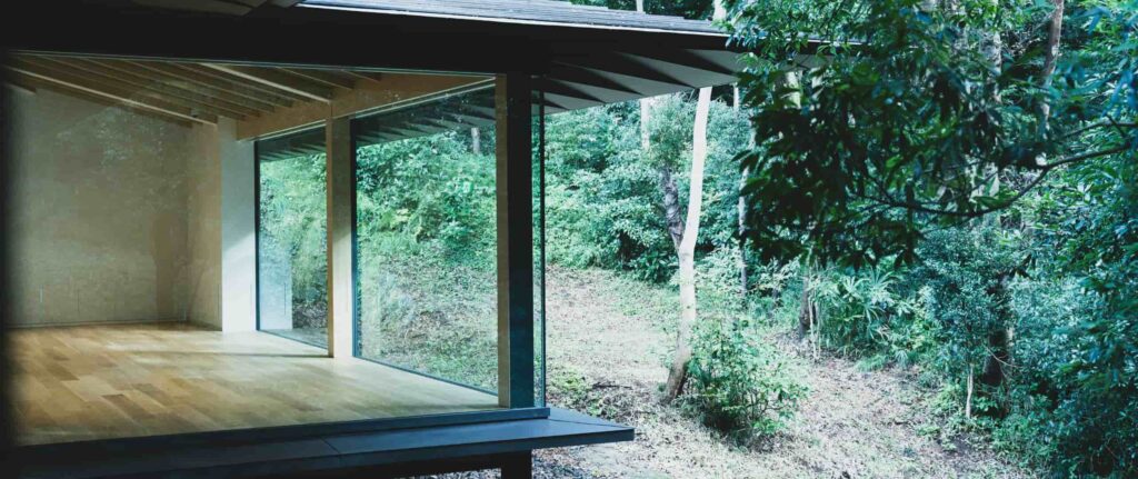 rumah dengan teras kayu ala Jepang