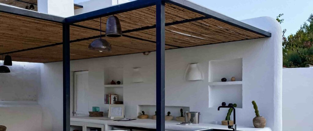 rumah dengan minibar di teras