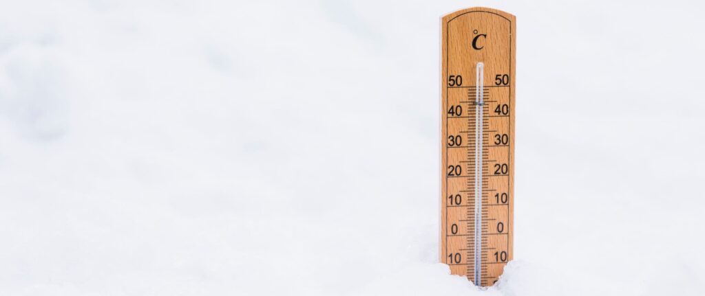 termometer di atas salju