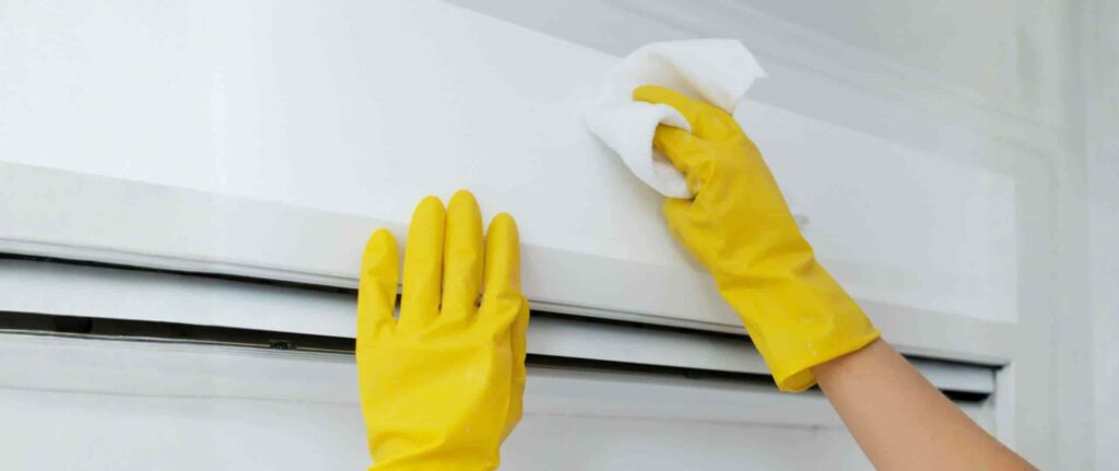Seseorang sedang membersihkan AC