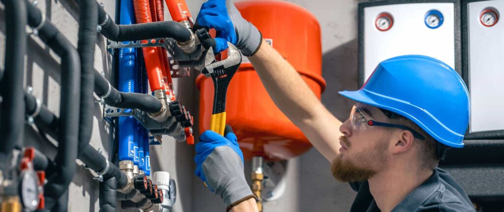 teknisi yang memeriksa sistem pemanas air