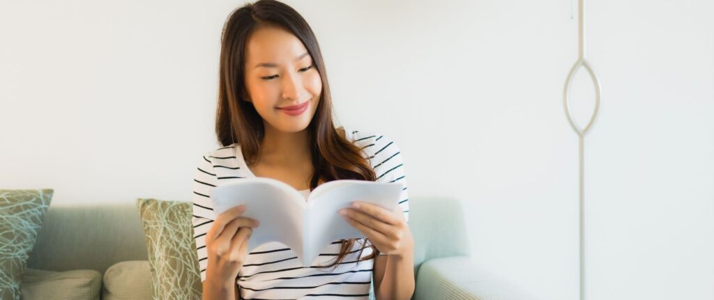 orang yang membaca buku panduan manual