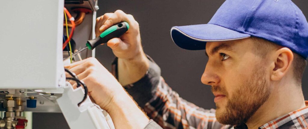 teknisi yang memperbaiki water heater