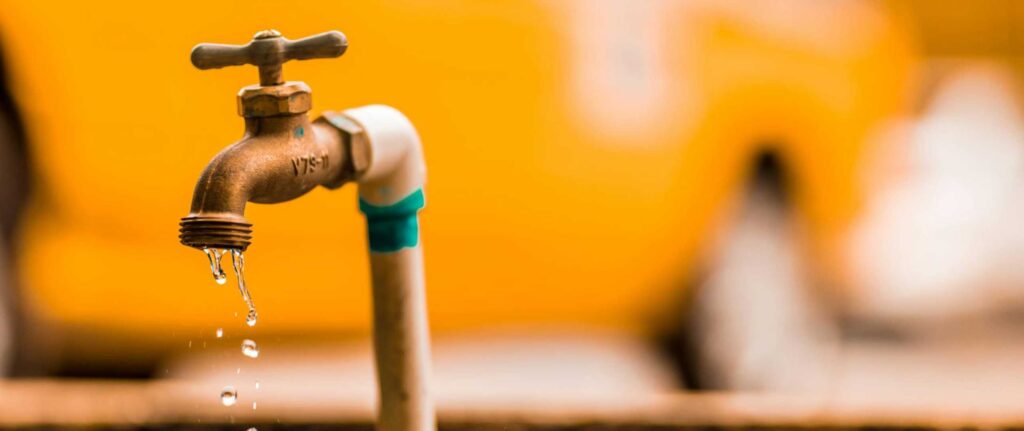 tetesan air pada keran putar