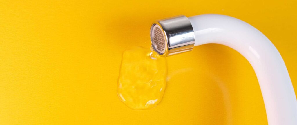 genangan air dari keran yang menetes