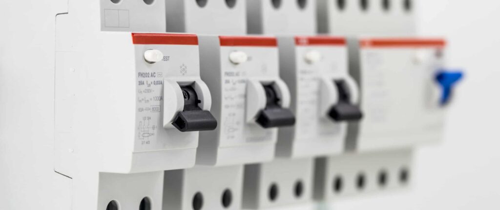 deretan mcb yang terpasang di dinding