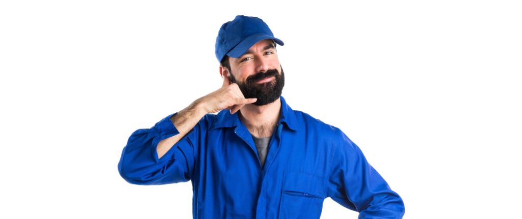 teknisi yang berpose menelepon