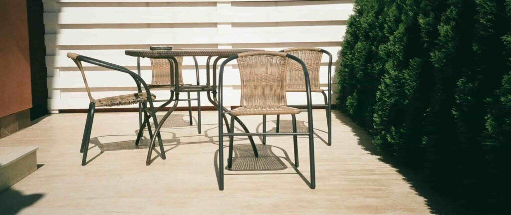 meja dan kursi di depan teras