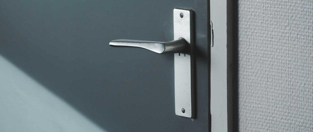 pintu minimalis warna hijau