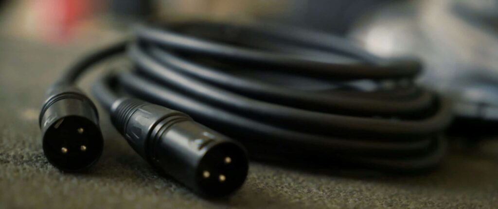 lilitan kabel warna hitam